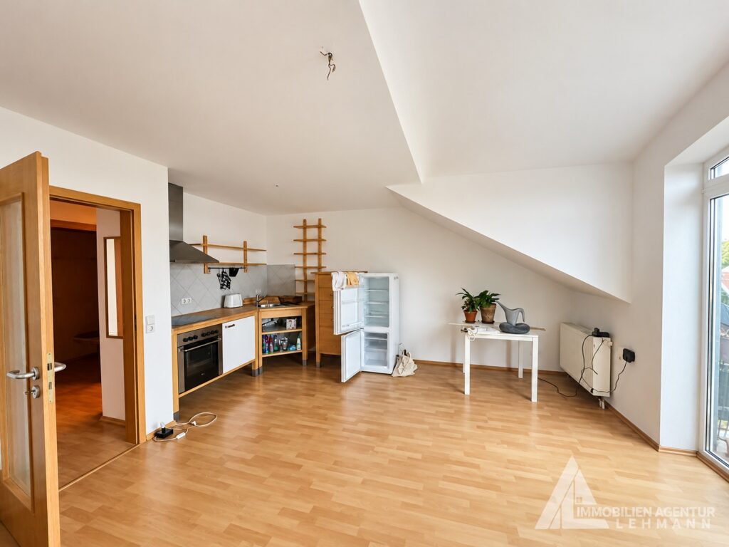 Wohnbereich mit Küchenbereich der Dachgeschosswohnung Adam-Kuckoff-Straße 25