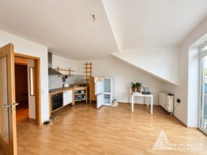 Wohnbereich mit Küchenbereich der Dachgeschosswohnung Adam-Kuckoff-Straße 25